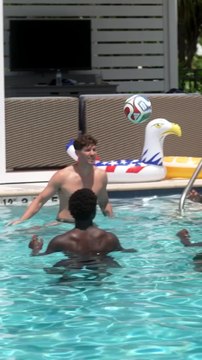 El detalle viral de Rashford en la piscina que tiene a todos llorando de risa