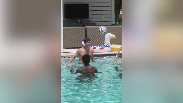 El detalle viral de Rashford en la piscina que tiene a todos llorando de risa
