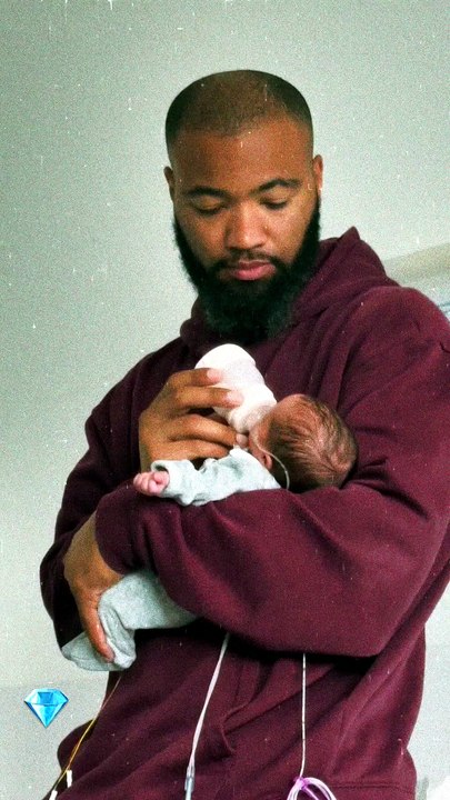 Marvin, le papa des jumelles de Kelly Vedovelli, en plein repas avec l'une d'elles