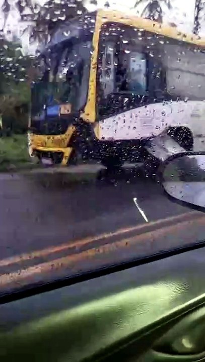 Carro e ônibus colidem e homem fica ferido no bairro Pescaria