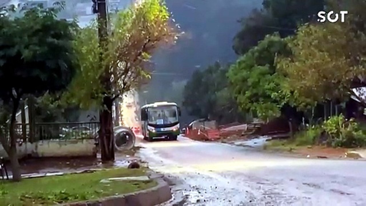 Ônibus atola em trecho em obras e bloqueia ligação entre os bairros Universitário e Cascavel Velho