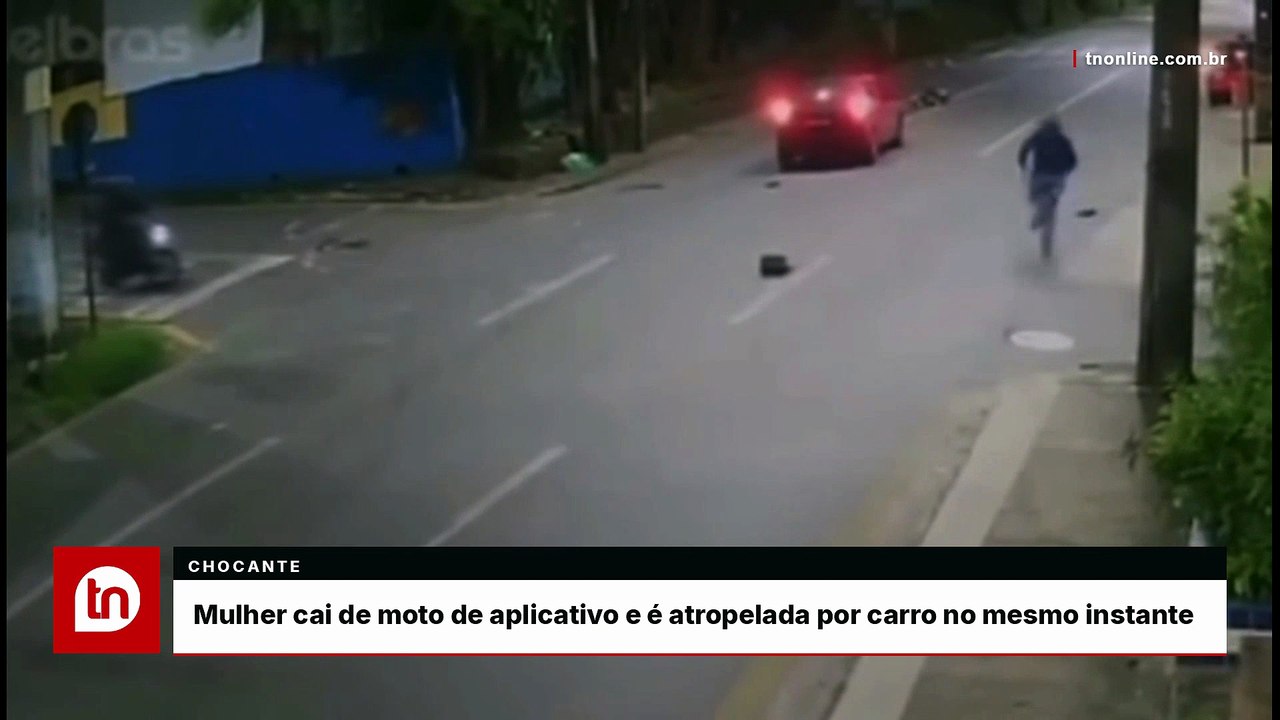 Mulher cai de moto de aplicativo e é atropelada por carro no mesmo instante; veja vídeo