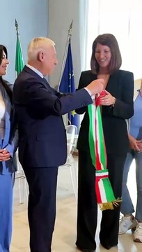 Viareggio, la neo sindaca Sara Grilli indossa per la prima volta la fascia tricolore
