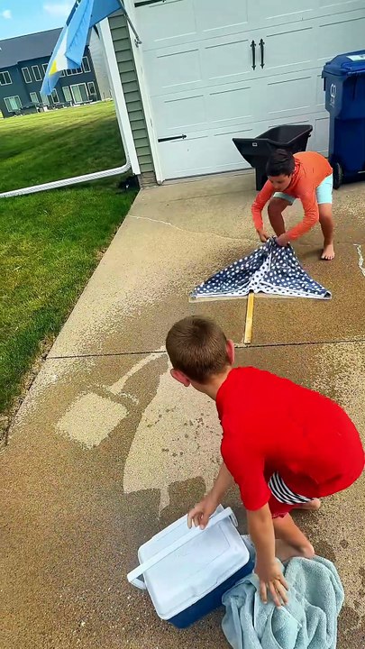 Une maman crée des silhouettes d’eau inspirées du cinéma avec ses enfants