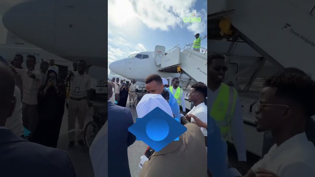 Voltou como herói! Árbitro impedido de entrar nos EUA chega à Somália com festa #shorts