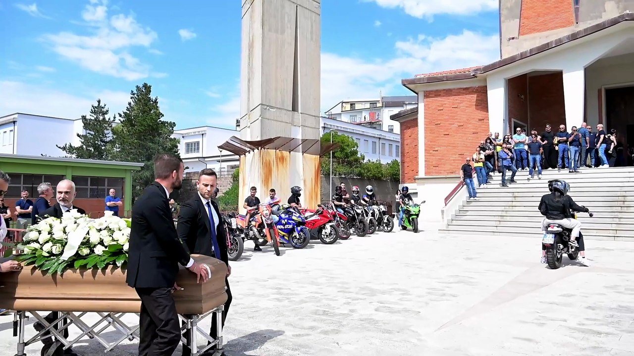 Moto rombanti e tanti sportivi per l?ultimo saluto a Luigi Canna