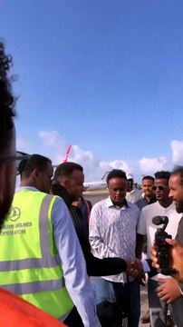 Al llegar al Aeropuerto Internacional Adan Abdulle de #Mogadishu, el árbitro internacional somalí Omar Abdulkadir Artan recibió una acogida heroica el miércoles por la mañana.