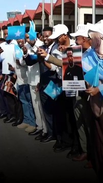 El árbitro vetado por Estados Unidos es recibido como un héroe a su regreso a Somalia