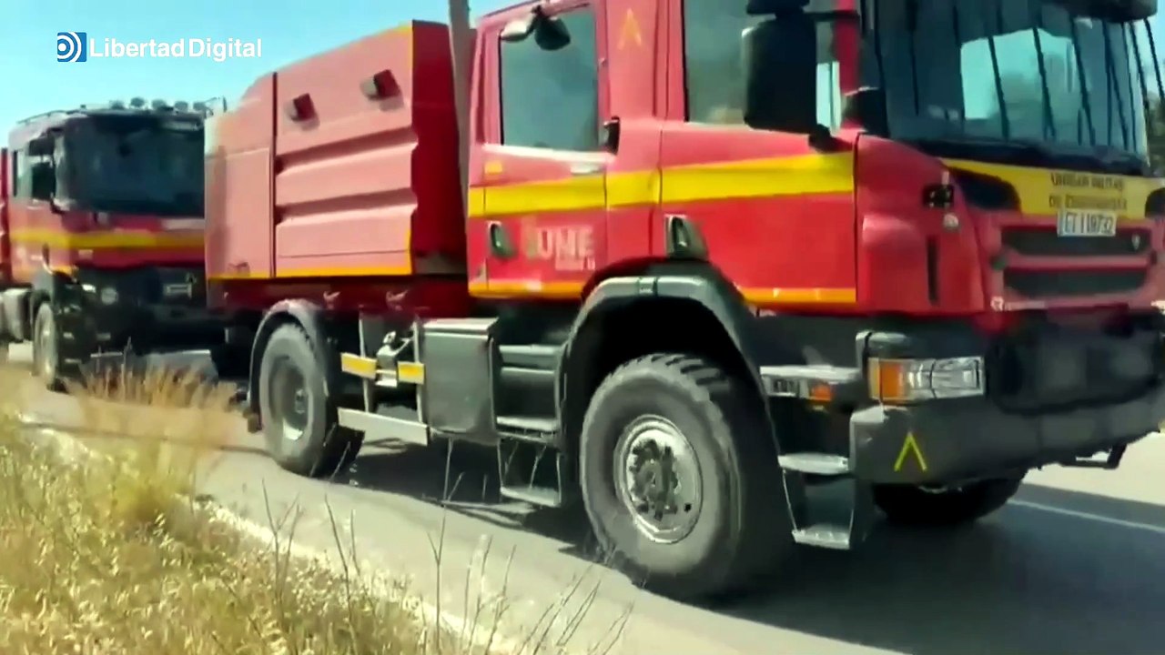 Más de 400 efectivos y 25 aeronaves trabajan en el fuego de Huelva pendientes del viento