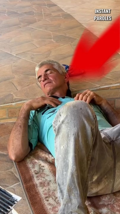 Ce grand-père partage un moment précieux avec ses petits-enfants
