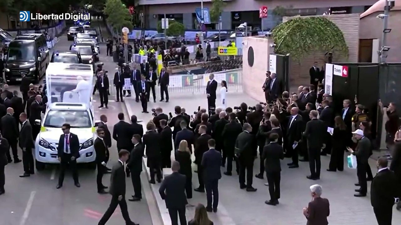 El Papa llega a la Sagrada Familia, donde ha sido recibido por los reyes