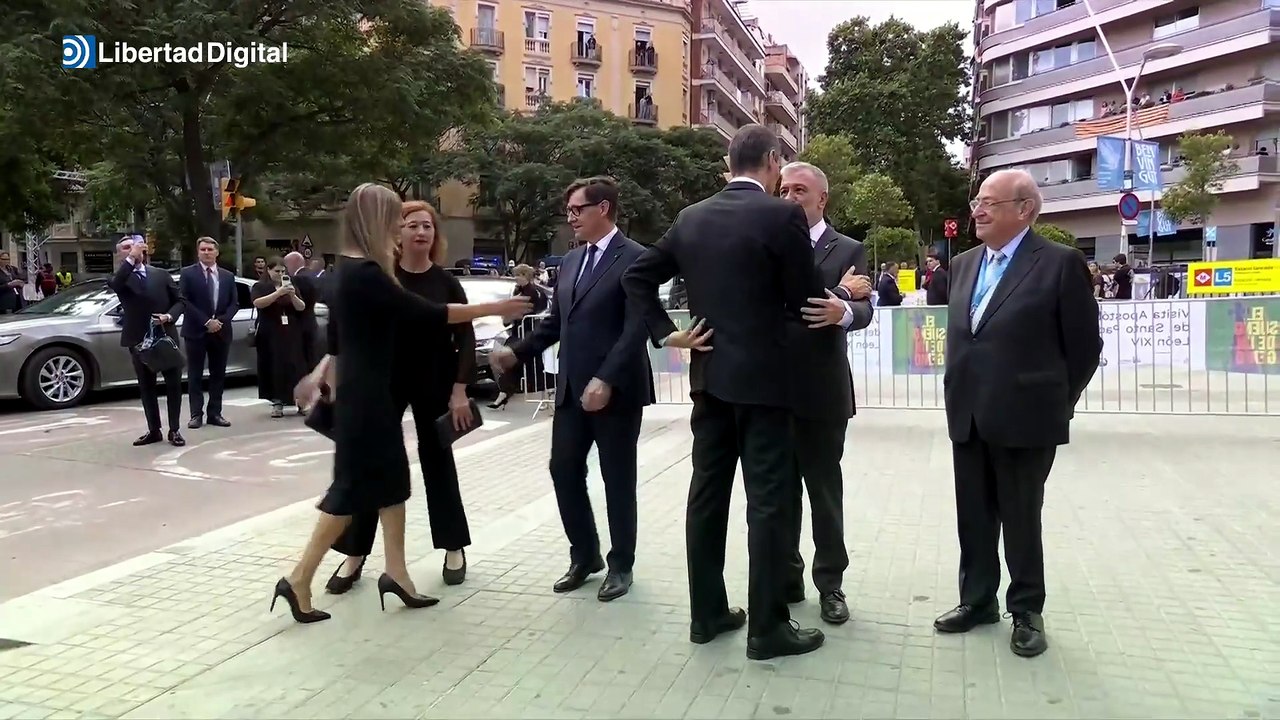 Pedro Sánchez llega a la Sagrada Familia acompañado de Begoña Gómez