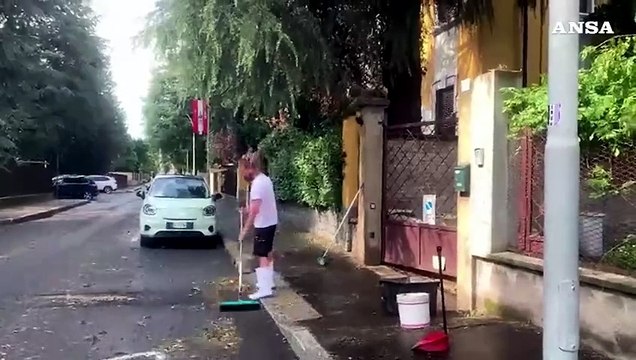 Maltempo: violenta grandinata con vento nel Milanese, caduta di alberi e cartelloni