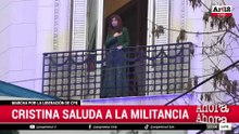 CFK saluda en la movilización a un año de su proscripción