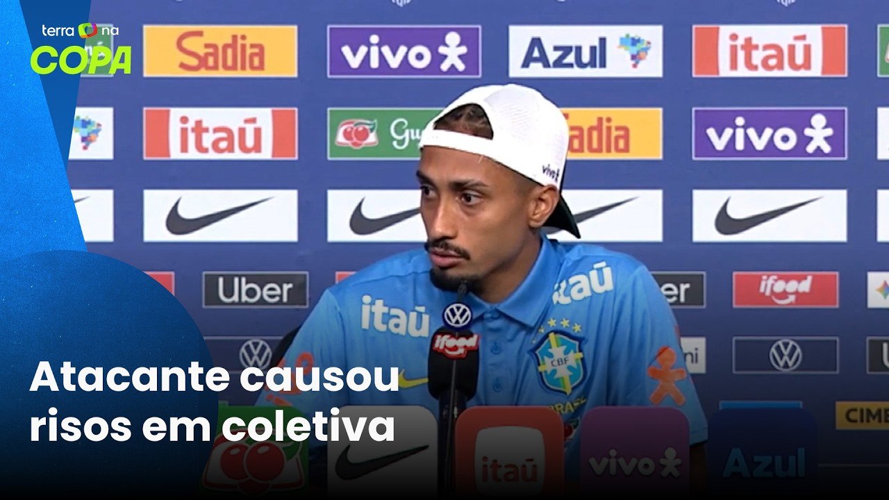Raphinha não arrisca inglês ao responder jornalista britânico e brinca: 'Todo mundo entendeu?'