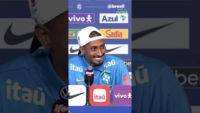 Raphinha não arrisca inglês ao responder jornalista e brinca: 'Todo mundo entendeu?' #shorts