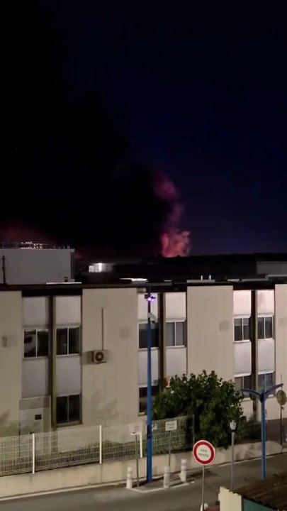Un violent incendie en cours dans la zone indus...