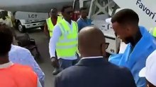 El árbitro Omar Artan recibió una bienvenida de héroe cuando aterrizó de nuevo en Somalia