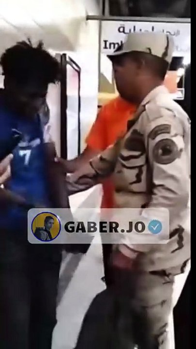 لحظة إمساك الجندي بالسوداني