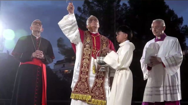 El papa bendice la Torre de Jesús de la Sagrada Familia, obra del arquitecto de Dios