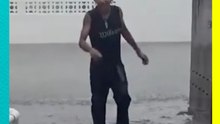 Hombre se vuelve viral al llegar “nadando” a su casa entre calles inundadas en Mérida