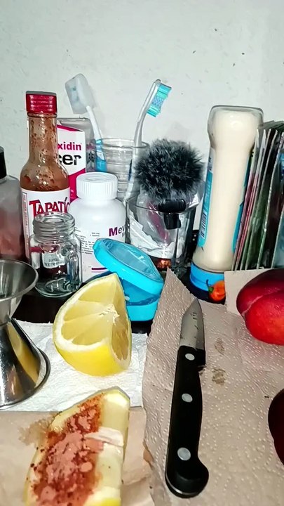 bebiendo #Tequila con #limon #aureka #shorts bien agusto entre #botanas y #bebidas esto es epico