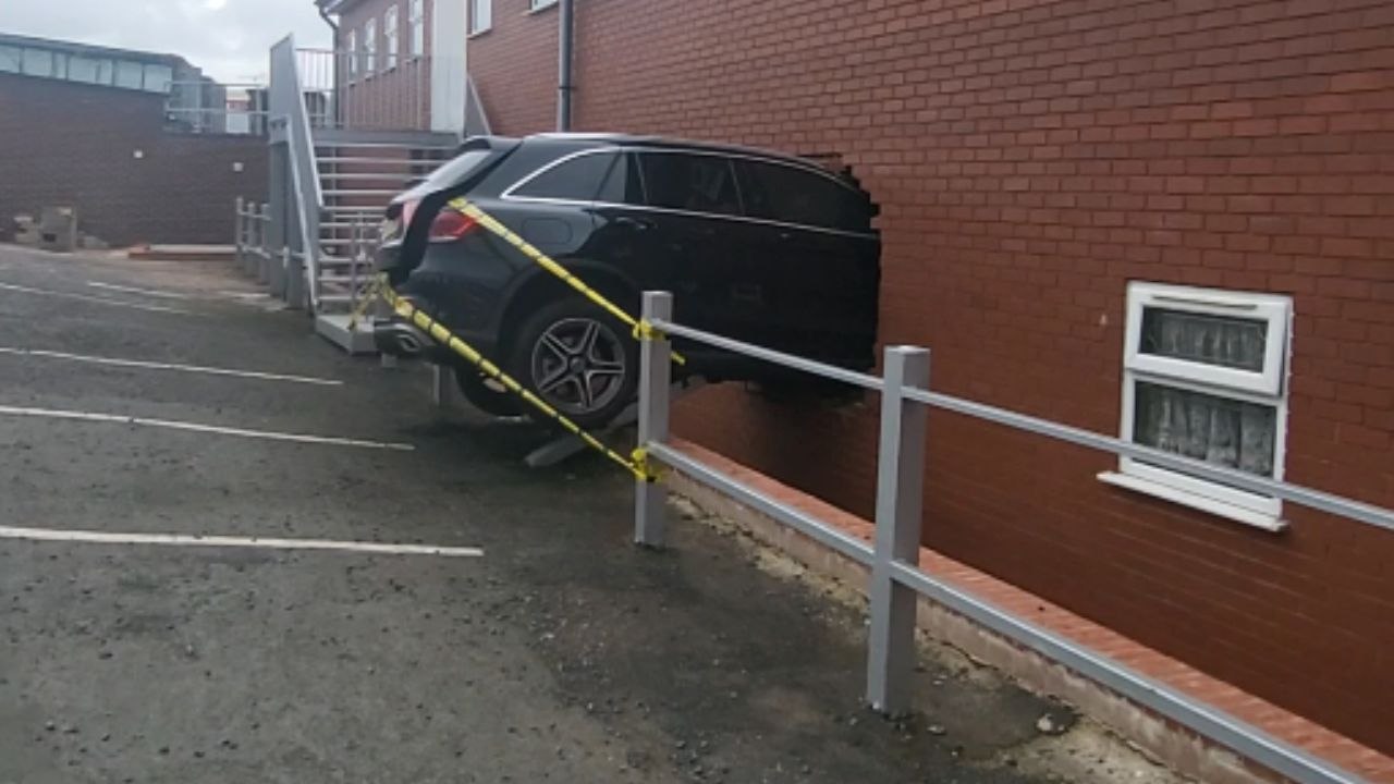Shocking collision: Vehicle crashes into a building wall after speeding incident
