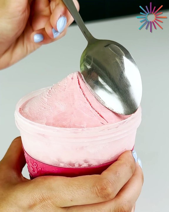Satisfying ice cream shaping! 😍