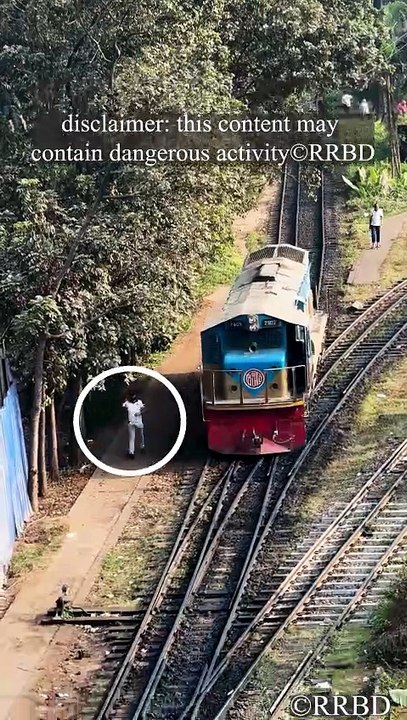 Watch how trains change their paths. 🛤️🔀🚂