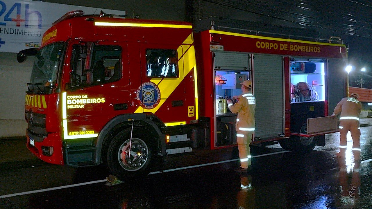 Mulher recebe ajuda dos Militares do Corpo de Bombeiros na UPA após anel ficar preso no dedo