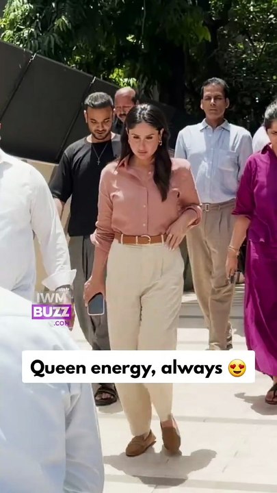 Stunning as ever! Kareena Kapoor Khan spotted on set