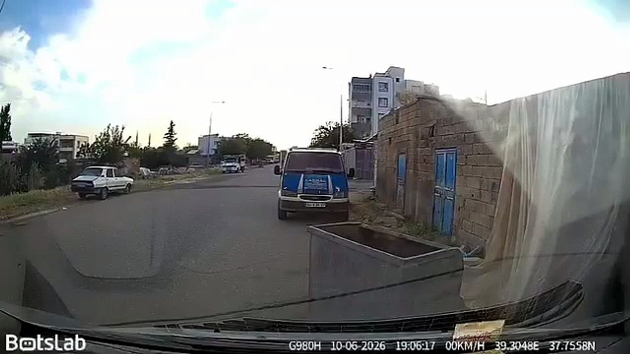 Siverek'te Hafif Ticari Araç Bisikletli Çocuğa Çarptı: Kaza Kameraya Yansıdı