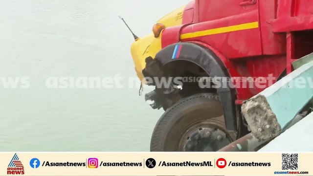 ഭാരം കയറ്റി വന്ന ലോറി തേവര പാലത്തിൽ കുടുങ്ങികിടക്കുന്നു; ക്രയിൻ ഉപയോഗിച്ച് വാഹനം നീക്കാൻ ശ്രമം
