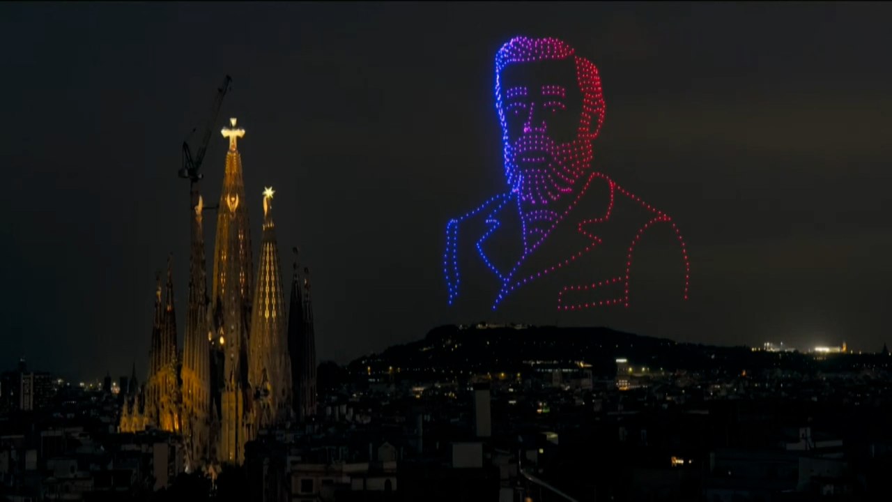 El papa León XIV bendice la Torre de Jesús de la Sagrada Familia.