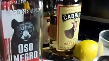 sirviendo un trago de #licor #shorts bien agusto en la #oficina entre  #botanas y #bebidas feliz