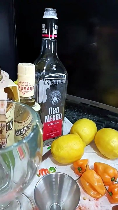 Sirviendo y bebiendo un trago #shorts en la #oficina entre #botanas y #bebidas #limon y #frutas
