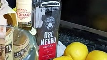 Sirviendo y bebiendo un trago #shorts en la #oficina entre #botanas y #bebidas #limon y #frutas