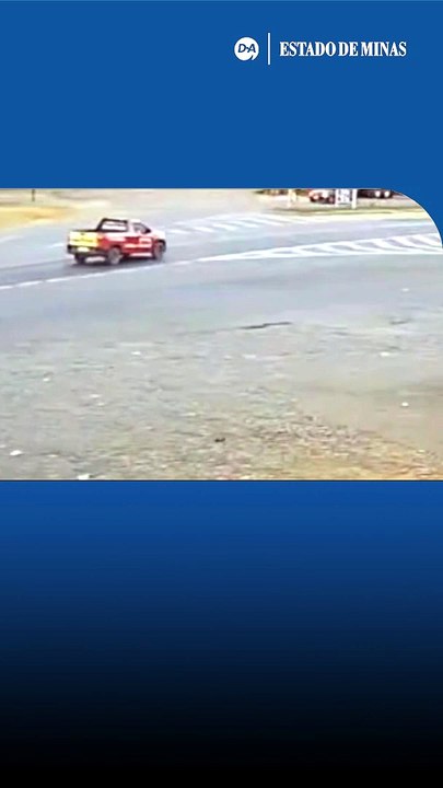Motociclista para debaixo de carro em acidente na BR-116
