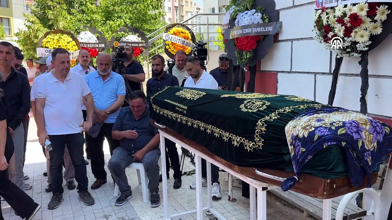 Ağrı'da hayatını kaybeden öğretmen Irmak Ayşe Koparan'ın cenazesi, İzmir'de toprağa verildi
