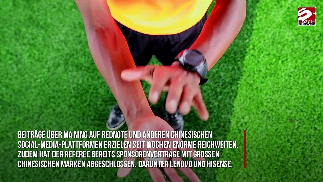 Fußballfans unterstützen chinesischen Schiedsrichter