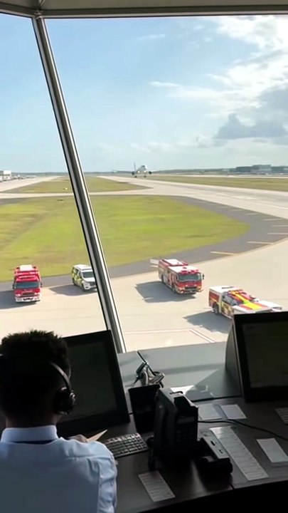 “Control Tower Witnesses Violent Daytime Emergency Landing” #EmergencyLanding #AirportControlTower #HardLanding #RunwayImpact #AviationReality