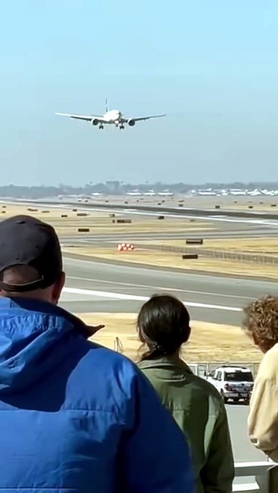“Cyclist Captures Brutal Daytime Runway Landing” #HardLanding #AirportEmergency #RunwayChaos #AviationFootage #RealFlight