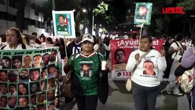 Messico, centinaia di madri di persone scomparse marciano verso lo stadio dei Mondiali
