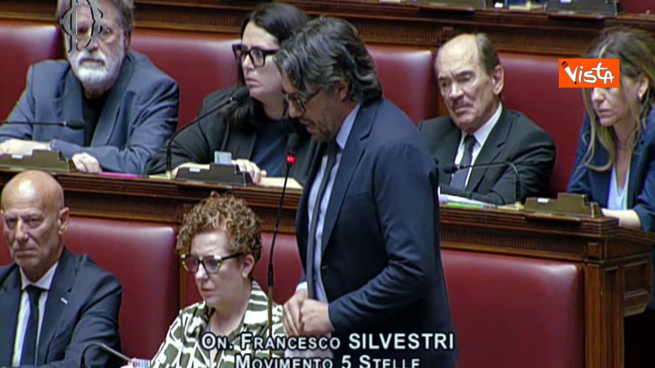 Silvestri (M5S) a Meloni: Non ha rialzato la schiena con Trump e Netanyahu, ha indossato ginocchiere