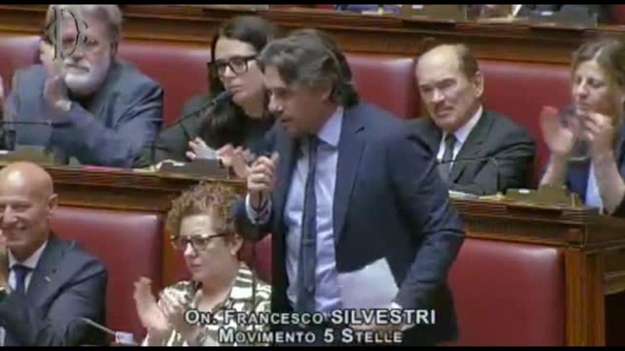 L'intervento di Silvestri (M5S) su Meloni e le "ginocchiere"