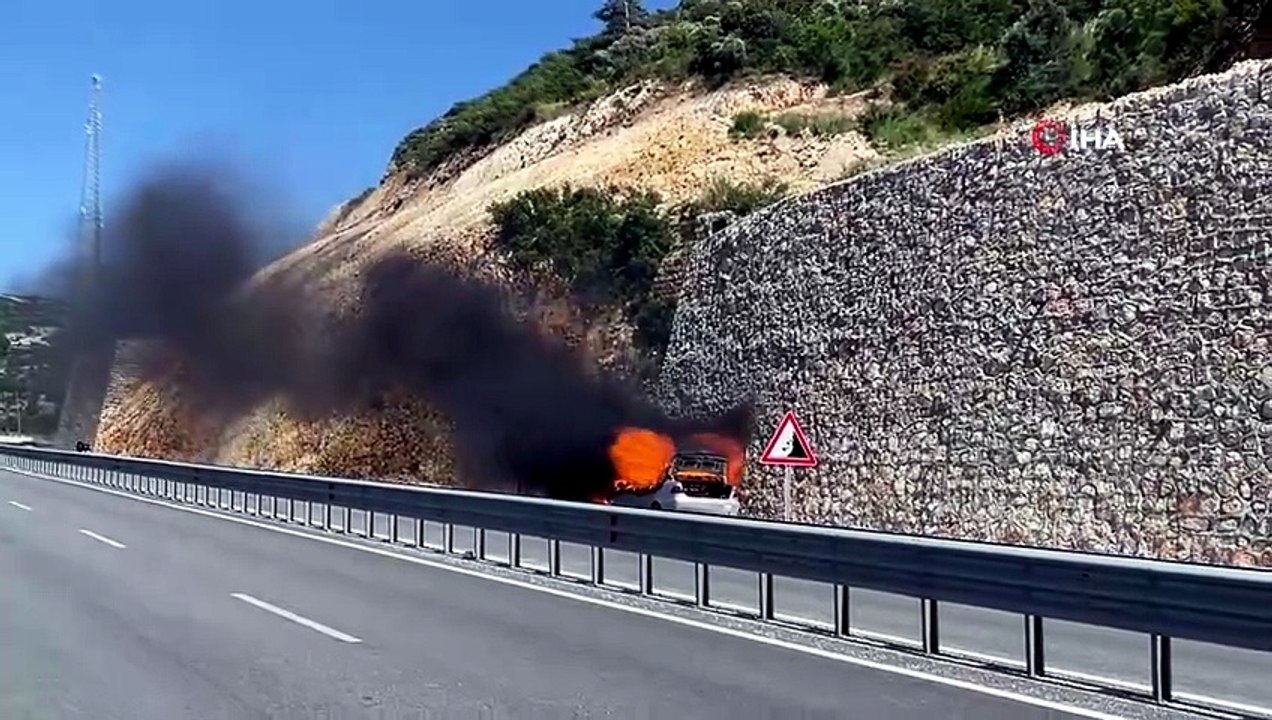 Yanan Otomobili Gözyaşlarıyla İzledi