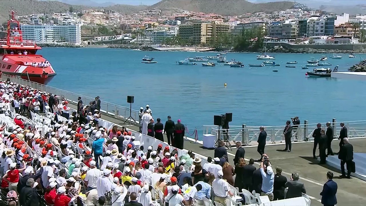 De Lampedusa a Arguineguín: Como Francisco, León XIV lanza flores al mar por los migrantes