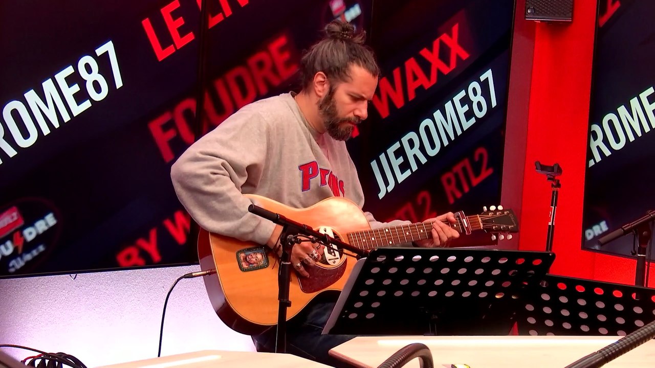 JJerome87 (Joe Newman) et Waxx interprètent "Brush Me Like A Horse" en live dans Foudre
