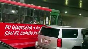 Une procession de de voitures, de bus et de piétons sur l'autopista urbana - Coupe du monde 2026 - Mexique