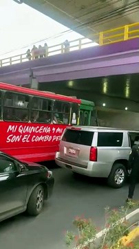 Une procession de de voitures, de bus et de piétons sur l'autopista urbana - Coupe du monde 2026 - Mexique